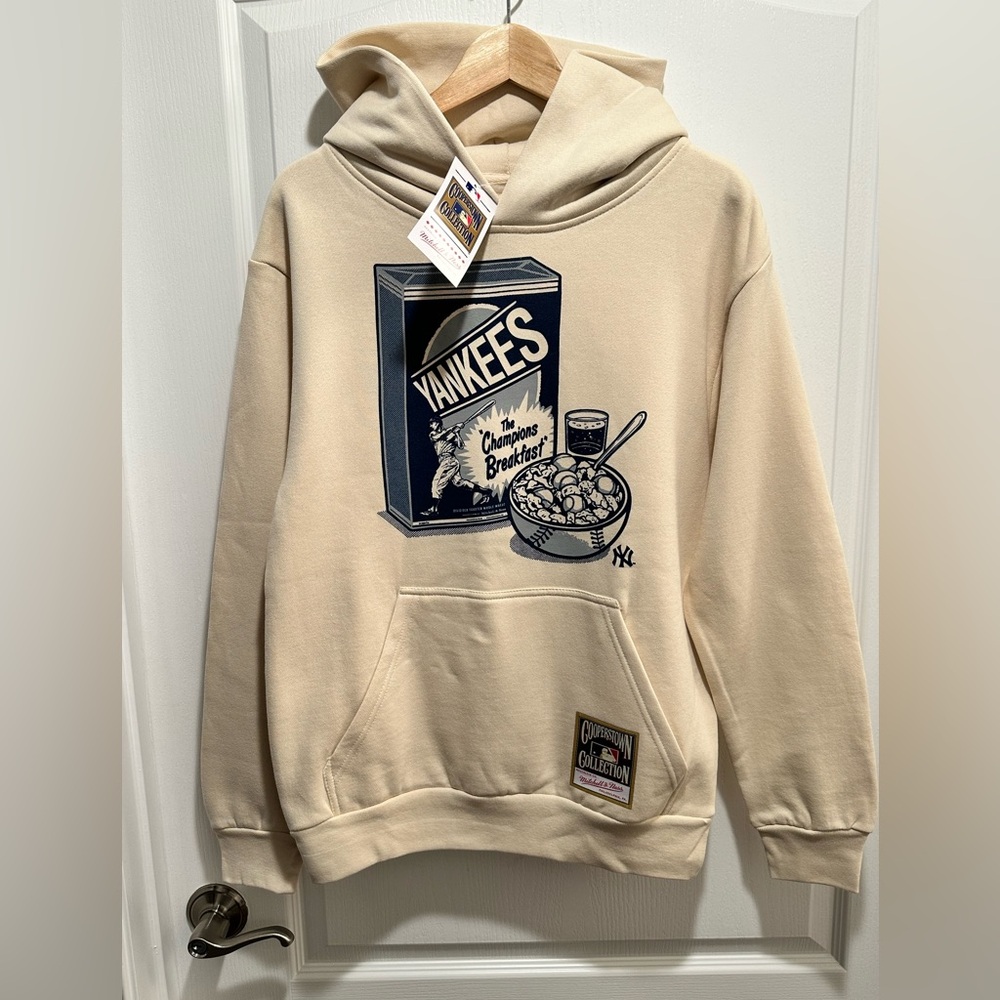 Mitchell & Ness New York Yankees Cream Sweatshirt Graphic Design, Size: Small